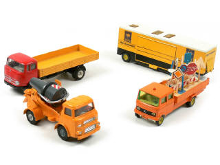 Lot 218 - DIVERS (4)