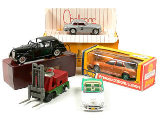 Lot 228 - DIVERS (5)