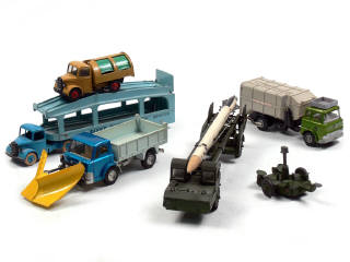 Lot 823 - DINKY TOYS GB (5)