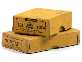 Lot 833 - DINKY TOYS (GB) (2)