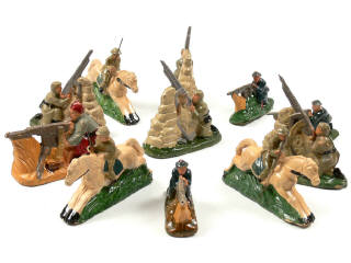 Lot 217 - FIGURINES en composition (11)