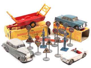 Lot 392 - DINKY TOYS (17)