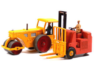 Lot 340 - DINKY TOYS (FRANCE) (2)