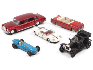 Lot 391 - DINKY TOYS (5)