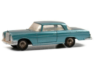 Lot 261 - DINKY TOYS FRANCE (1)