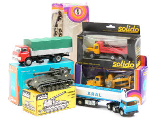Lot 686 - DIVERS (5)