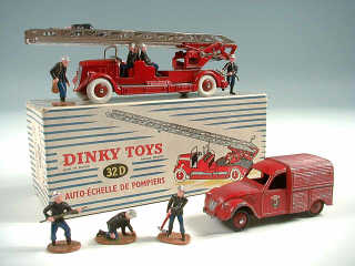 Lot 906 - DINKY TOYS (FRANCE) (2)