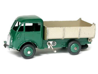 Lot 908 - DINKY TOYS (FRANCE) (1)
