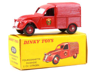 Lot 936 - DINKY TOYS (FRANCE) (1)