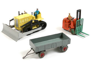 Lot 197 - DINKY TOYS (FRANCE) (3)