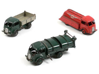 Lot 200 - DINKY TOYS (FRANCE) (3)