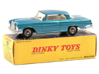 Lot 352 - DINKY TOYS (FRANCE) (1)