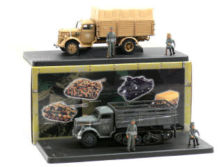 Lot 823 - 21st CENTURY TOYS (CHINE) (2)