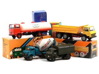 Lot 733 - DIVERS (4)