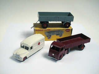 Lot 335 - DINKY TOYS (GB) (3)