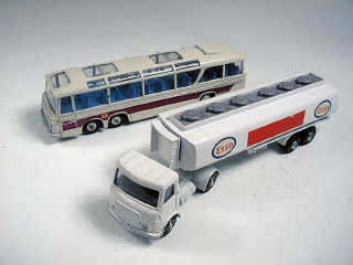 Lot 100 - DINKY TOYS GB (2)
