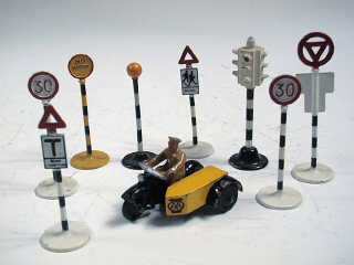 Lot 62 - DINKY TOYS GB (2)