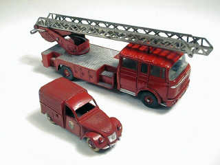 Lot 32 - DINKY TOYS FRANCE (2)