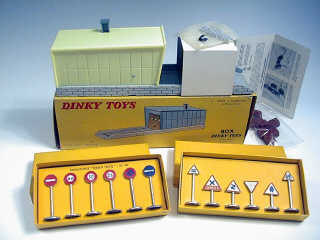 Lot 128 - DINKY TOYS FRANCE (4)