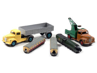 Lot 872 - DINKY TOYS (GB) (3)