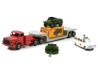 Lot 725 - DINKY TOYS (FRANCE) (4)