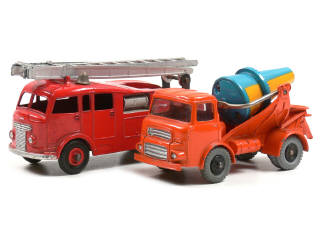 Lot 859 - DINKY TOYS (GB) (2)