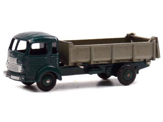 Lot 589 - DINKY TOYS (FRANCE) (1)