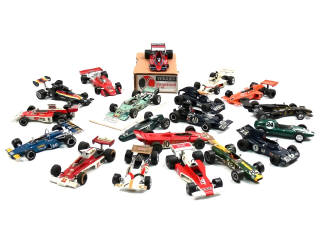Lot 1016 - DIVERS (19)