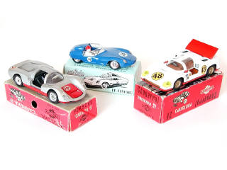 Lot 133 - DIVERS (3)