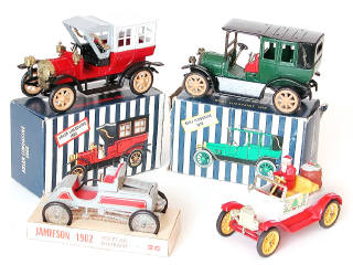 Lot 147 - DIVERS (4)