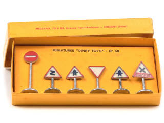 Lot 569 - DINKY TOYS (FRANCE) (1)
