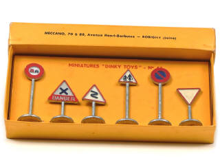 Lot 570 - DINKY TOYS (FRANCE) (1)