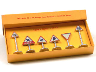 Lot 129 - DINKY TOYS (FRANCE) (1)