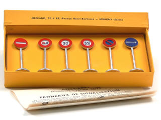 Lot 223 - DINKY TOYS (FRANCE) (1)