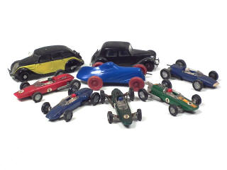 Lot 236 - DIVERS (8)
