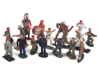 Lot 274 - FIGURINES en plastique (17)