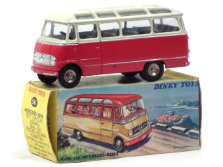 Lot 670 - DINKY TOYS (FRANCE) (1)
