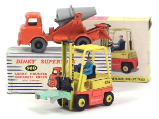 Lot 479 - DINKY TOYS (GB) (2)