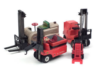 Lot 274 - DIVERS (4)