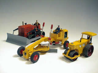 Lot 736 - DINKY TOYS FRANCE (3)