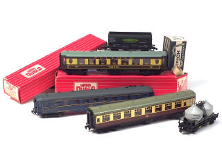Lot 281 - HORNBY 'HO' (5)