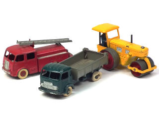 Lot 507 - DINKY TOYS (FRANCE) (3)