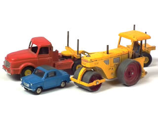 Lot 504 - DINKY TOYS (FRANCE) (3)
