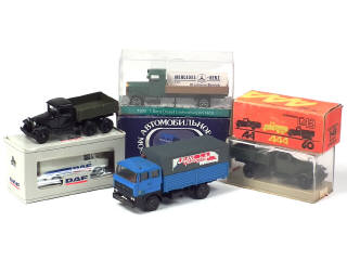 Lot 390 - DIVERS (6)