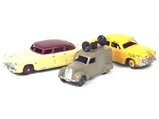 Lot 484 - DINKY TOYS (GB) (3)