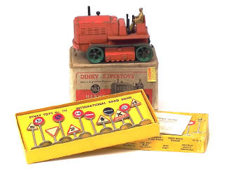 Lot 467 - DINKY TOYS (GB) (2)