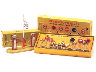 Lot 440 - DINKY TOYS (GB) (2)
