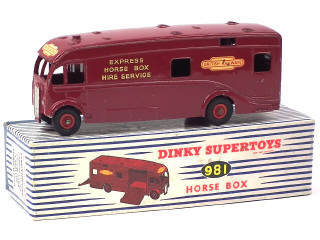 Lot 261 - DINKY TOYS (GB) (1)