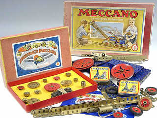Lot 881 - MECCANO (2)