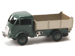 Lot 609 - DINKY TOYS (FRANCE) (1)